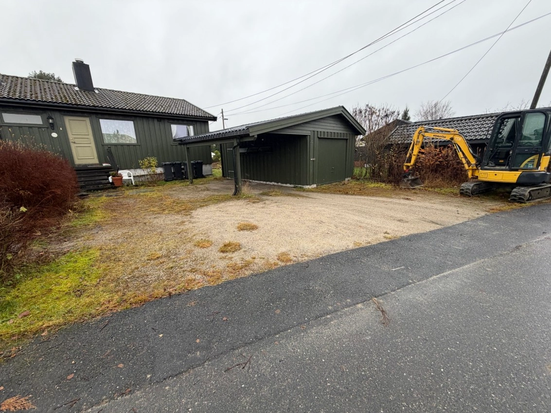 Gårdsplass før grunnarbeid