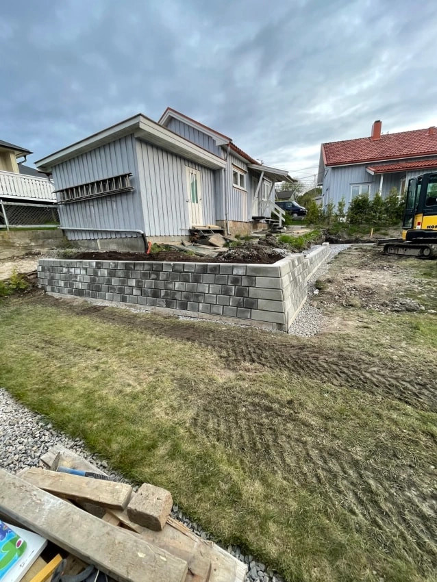 Ferdig støttemur ved bolig